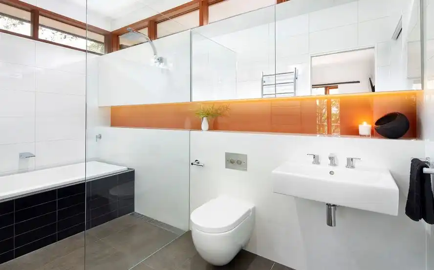 Bathroom with niche and floating toilet