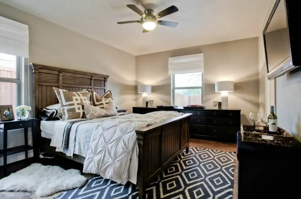 Beige walls in bedroom 1024x679