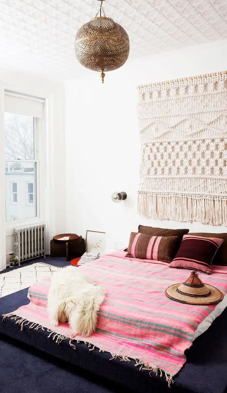Rozjaśnij się: koncepcje sypialni w stylu boho dla wyemancypowanego życia 37 Boho chic feminine bedroom