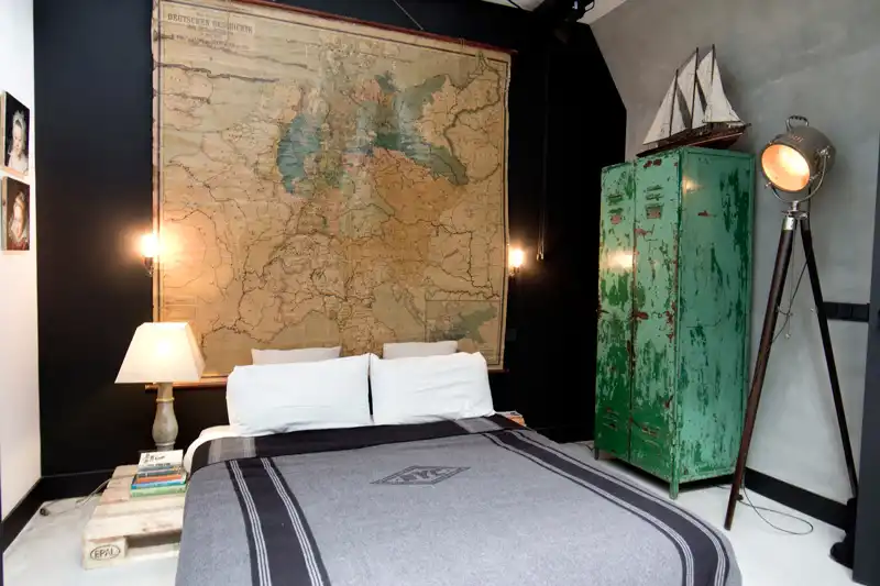 Bricks amsterdarm garage loft pallet bed