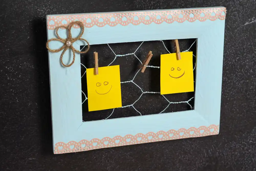 DIY Chicken Wire Frame With A Cute Twine Flower
