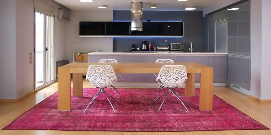 contemporary-kitchen-room-with-pink-overdyed-rug