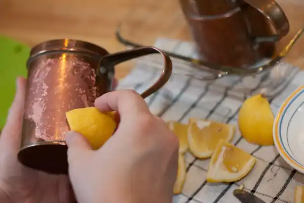 Copper cleaning with lemon