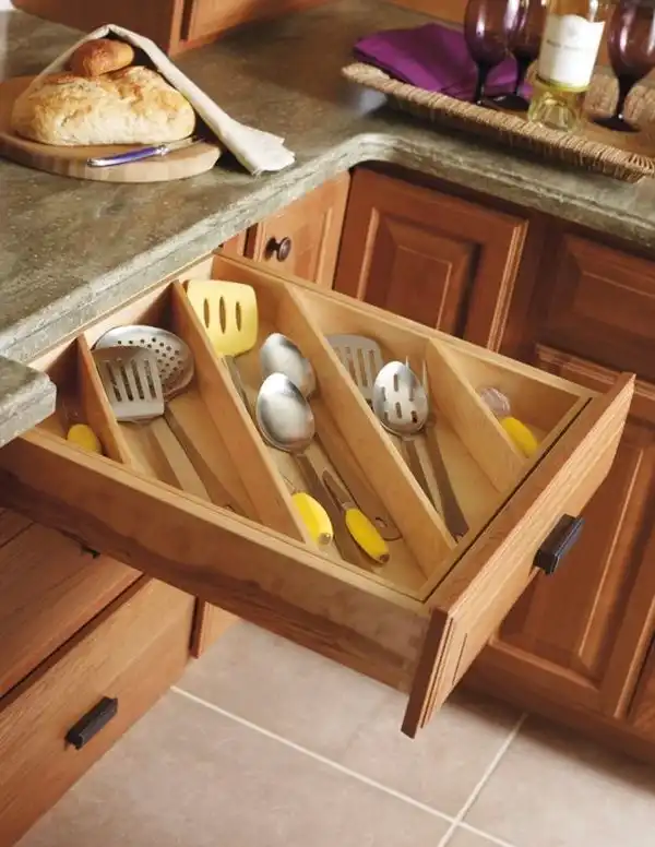 Diagonal drawer organizer
