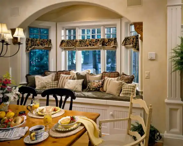 Dining room window corner design