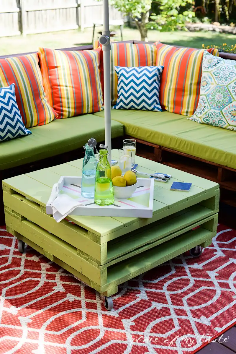 diy-green-pallet-table-for-patio