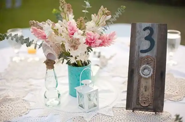 Door knobs table number for weeding