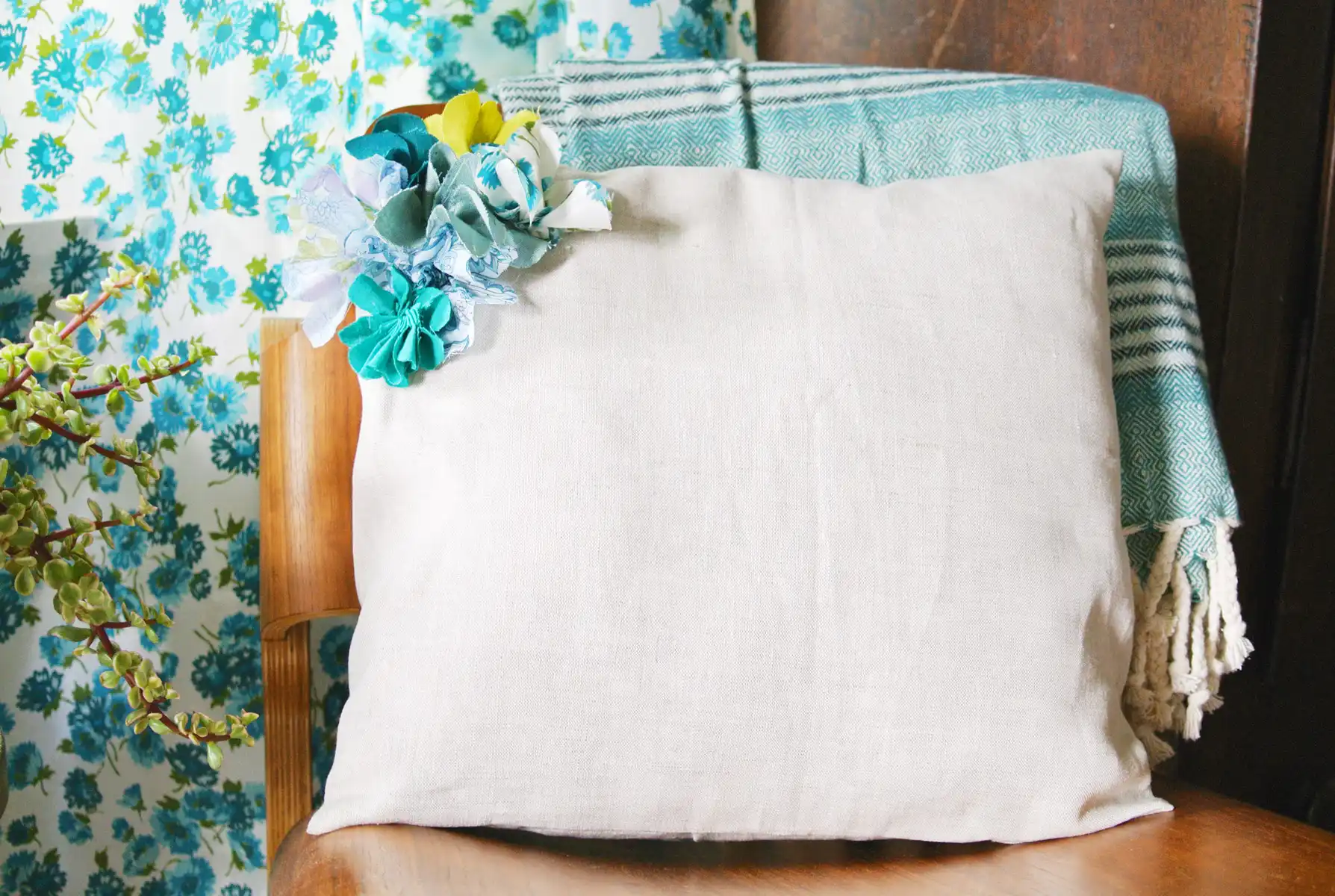 Fabric flower pillow DIY homedit