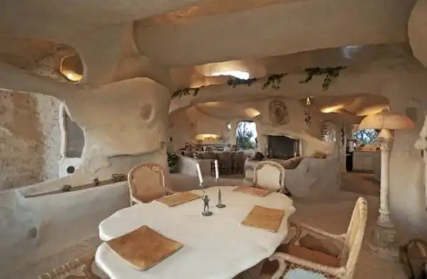 Flintstones style house3