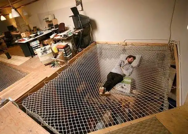 Floating floor bed