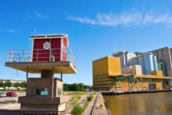 Floating house on the lake1