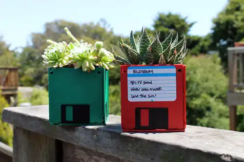Floppy disk planter DIY