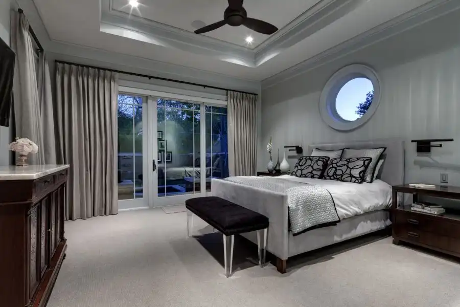 Bedroom Silver and black colors