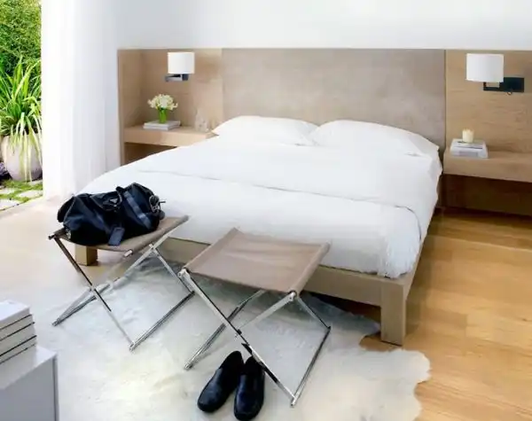 Guest bedroom caddy foot bed