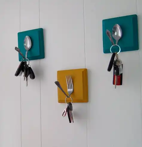 Kitchen ustensil key rack