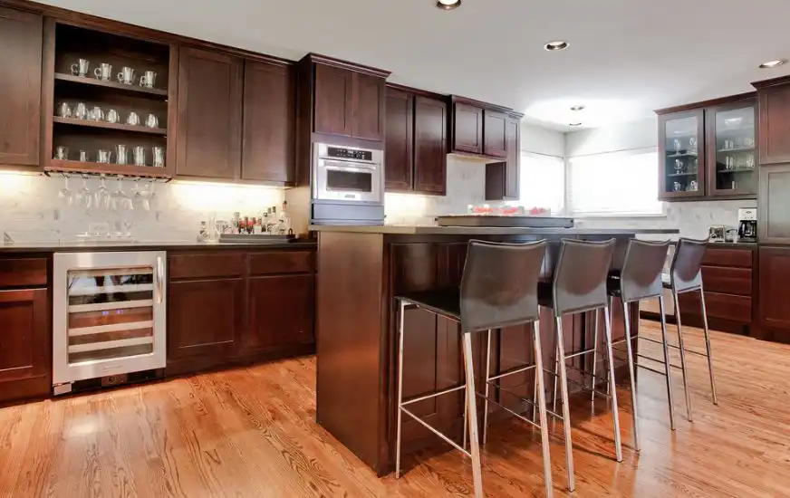 kitchen-with-wine-lover-corner-and-glass-storage