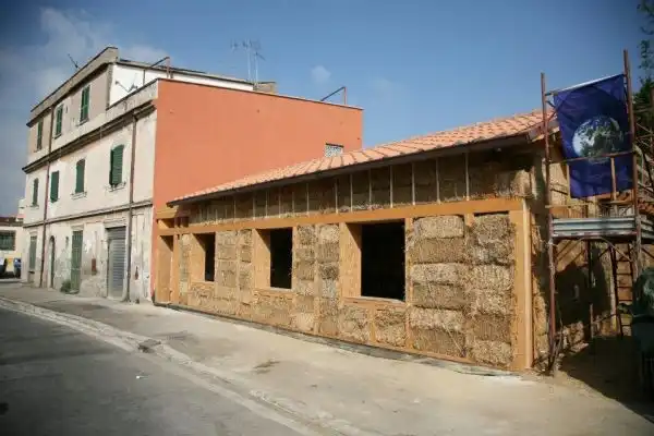 La primera de casa de fardos de paja para