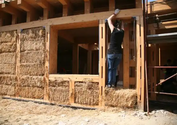 La primera de casa de fardos de paja para3