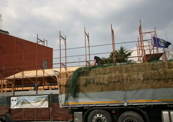 La primera de casa de fardos de paja para4