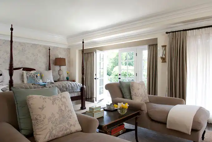 Large sitting area bedroom