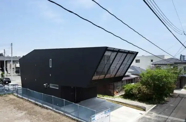 Modern black home in japan1