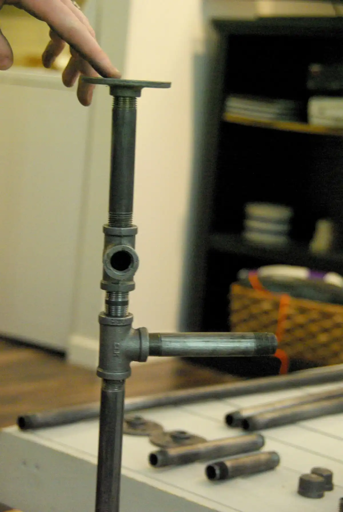 Mounting the pipes building console table