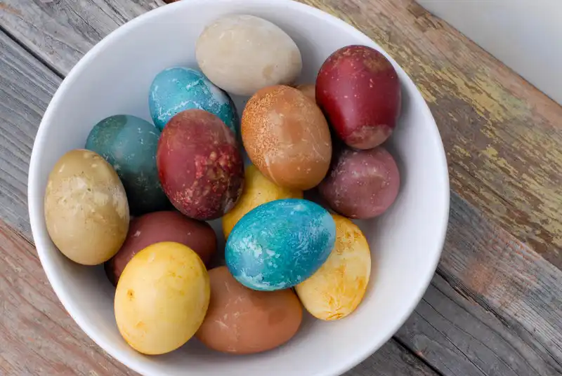 Naturally dyed easter eggs
