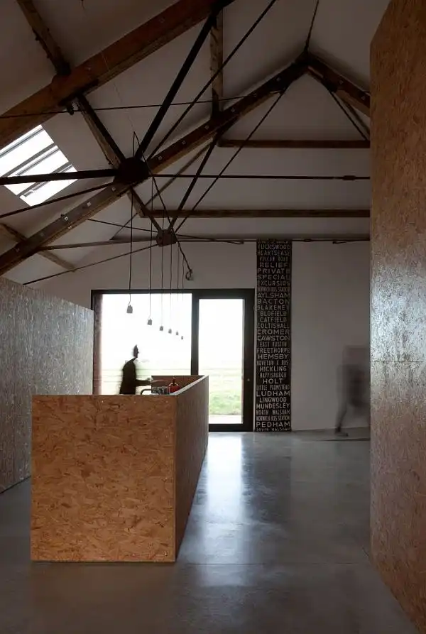 Ochre barn house7