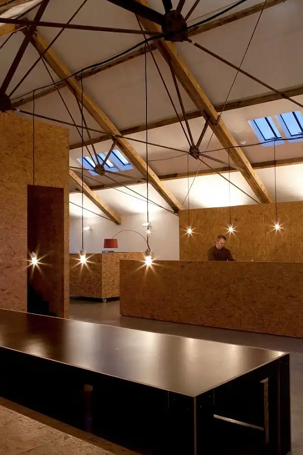 Ochre barn house9