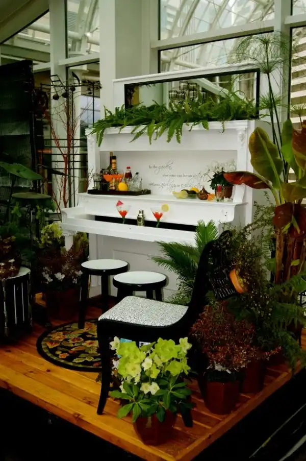 old-piano-bar