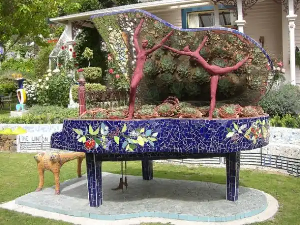 old-piano-garden-flowers2