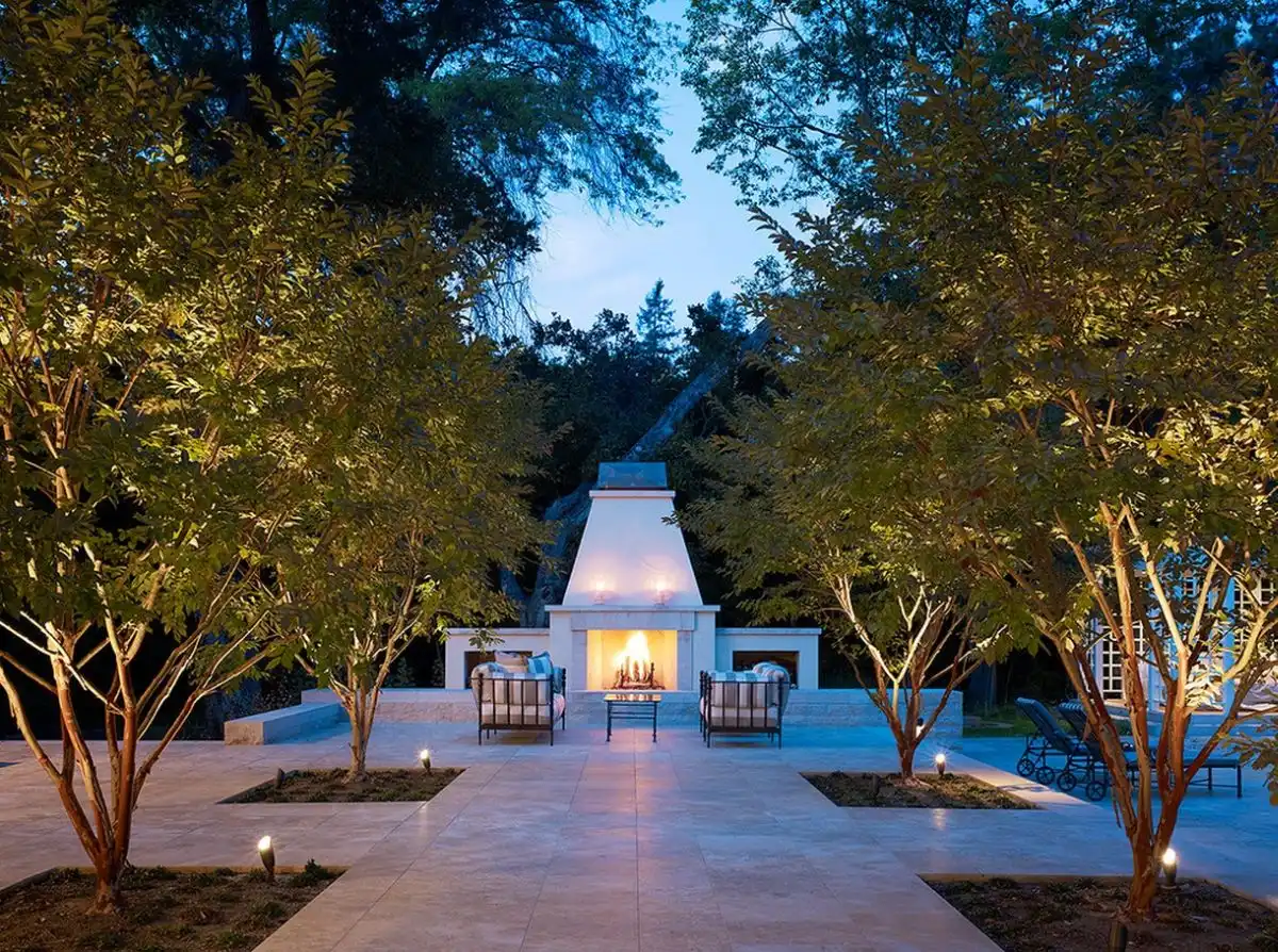 outdoor-fireplace-symmetry