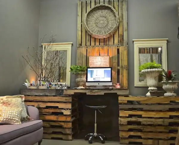 Pallet desk room
