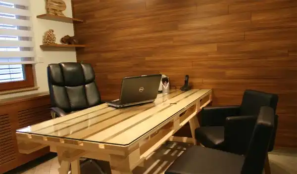 19 DIY pallet desks – a nice way to save money and to customize your home office