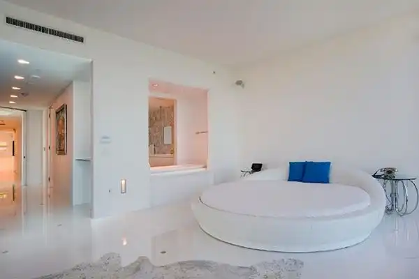Pure wite bedroom round bed