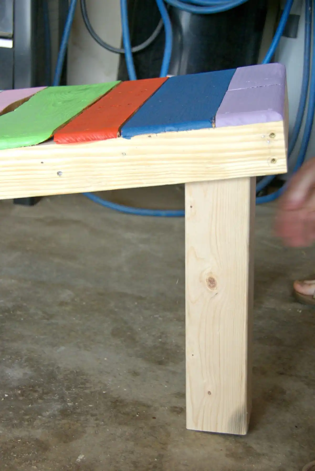Putting legs for pallet bench