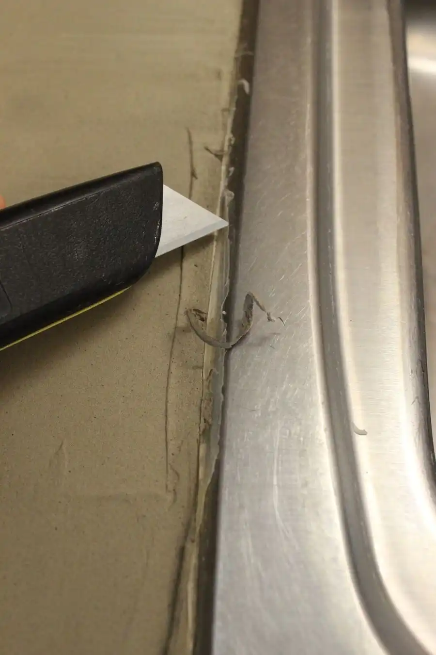 Razor blade to clean the silicone