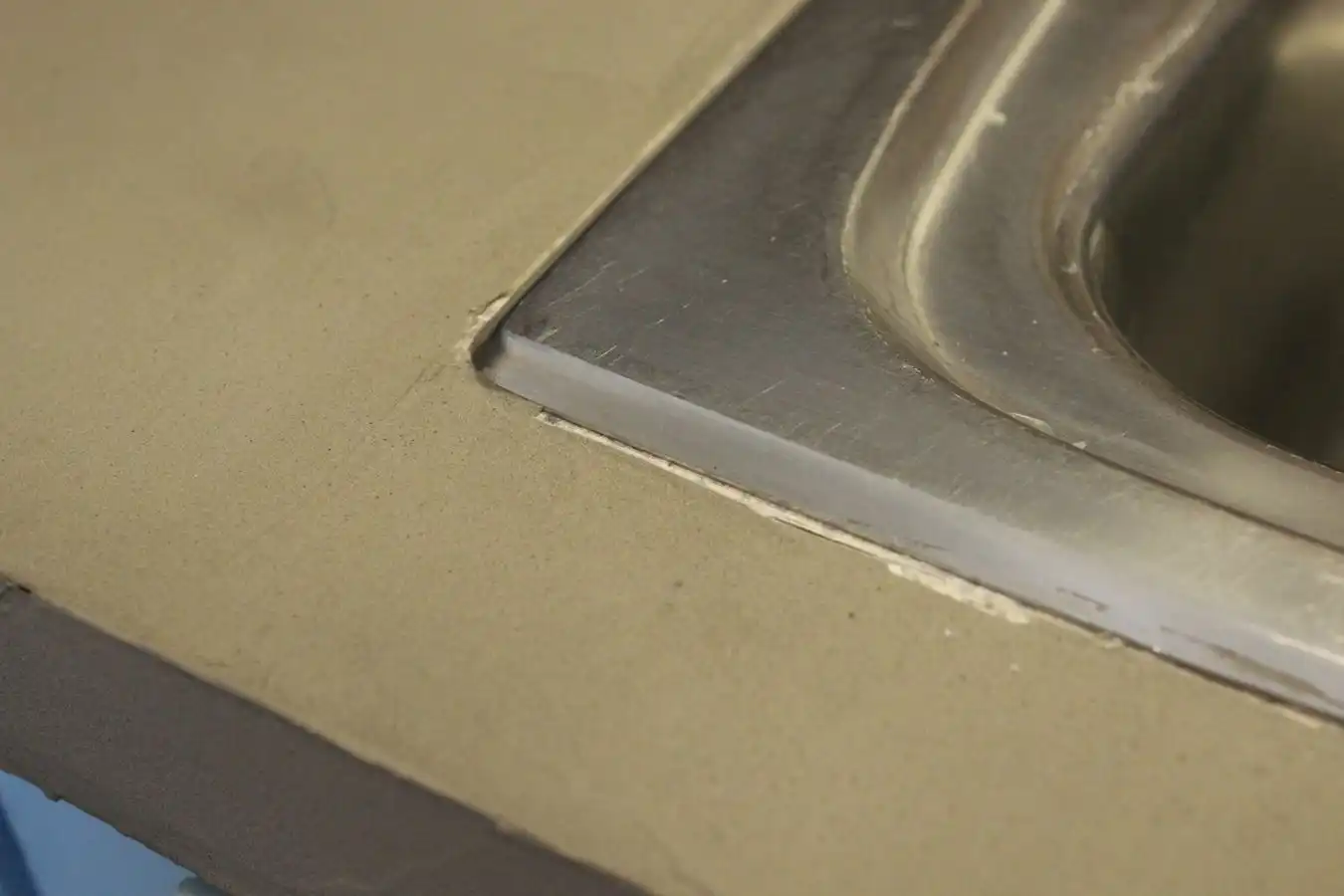 Razor blade to clean the silicone1