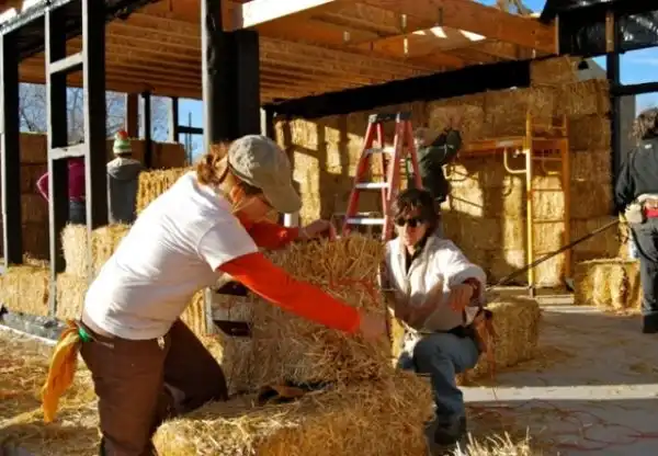 Romanian straw bale9