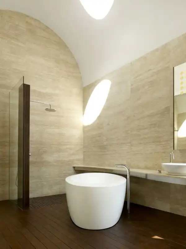 Round bathtub