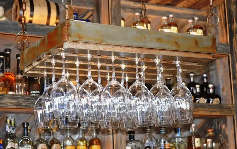 rustic-metalic-wine-glass-hanging
