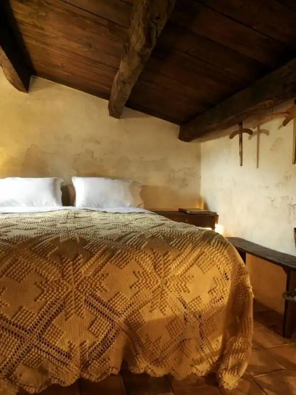 Sextantio stefano blue blanket bedroom11