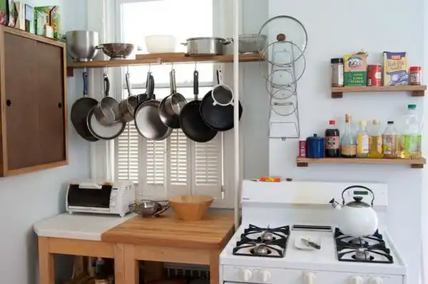 Shelf hanging pot lids