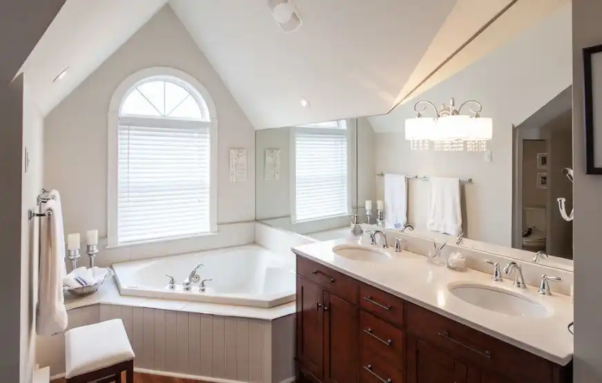 small-bathroom-with-built-in-bathtub