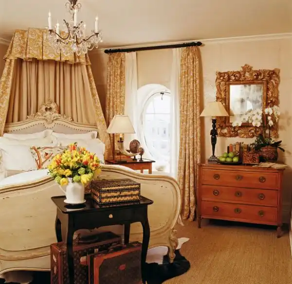 Tea table top flowers above foot bed