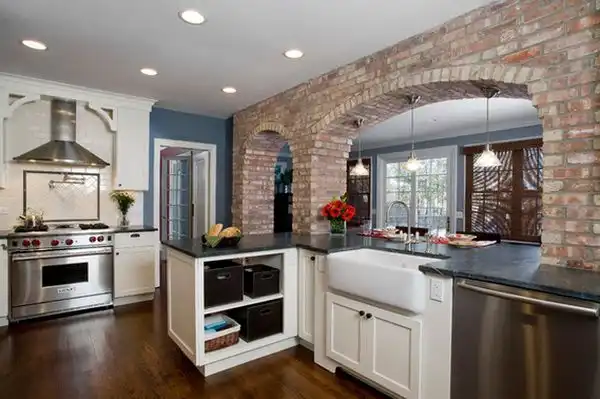 Traditional kitchen featuring an arch