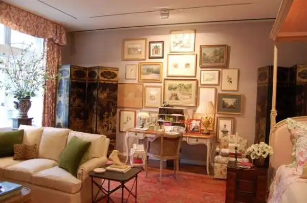 Traditional wall room