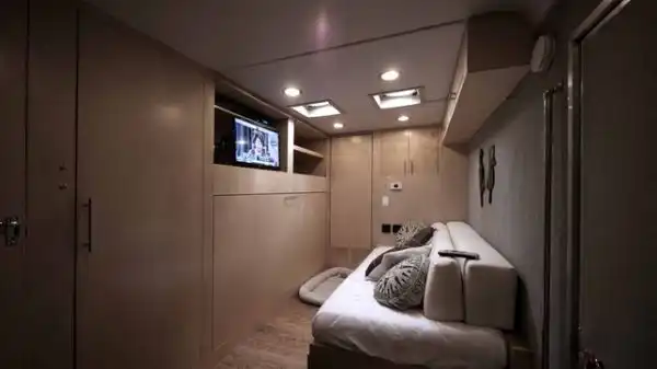 Turn a horse trailer into home1