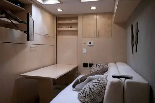 Turn a horse trailer into home2