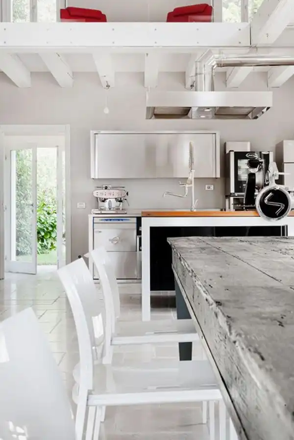 Unfinished table room